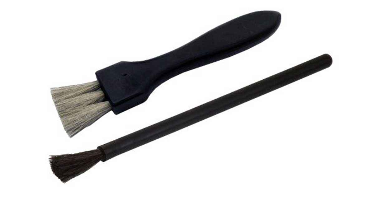 برس‌ها و ابزار کوچک در انتخاب محصولات آرایشی برای سفر