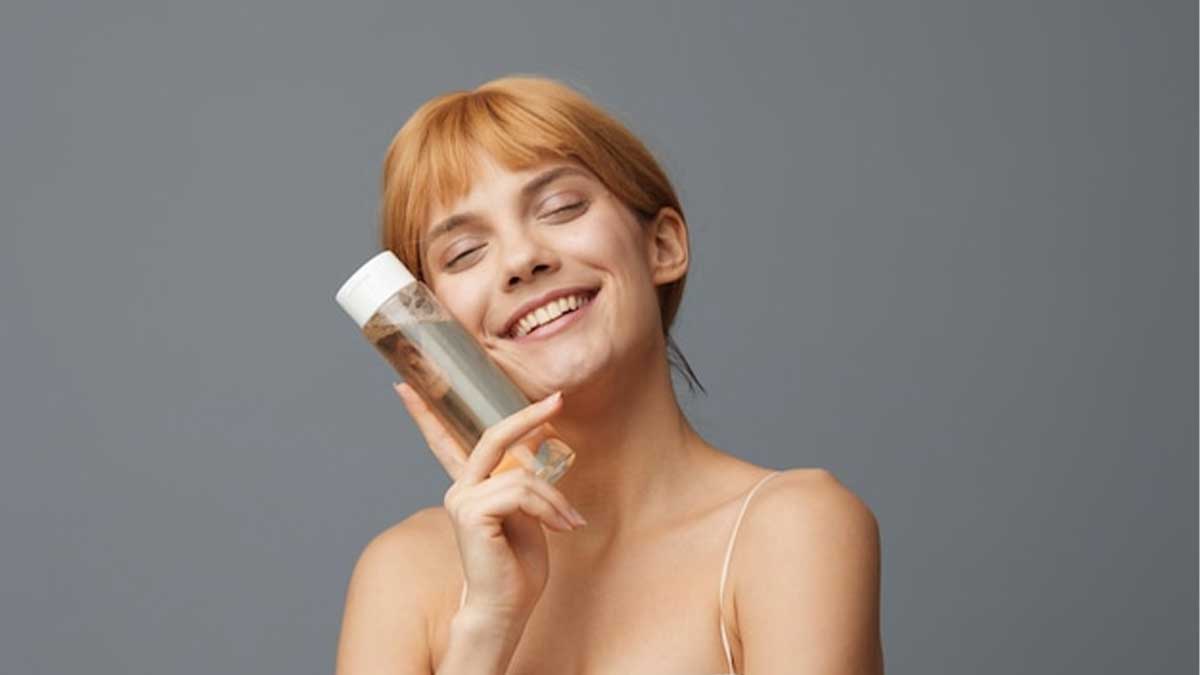 تونر: تنظیم pH پوست و جمع کردن منافذ برای روتین