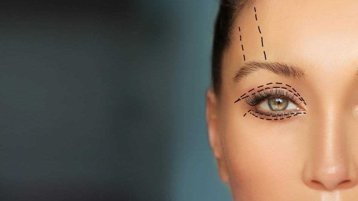 آماده‌سازی پلک‌ها یکی از نکات مهم در آرایش چشم است.