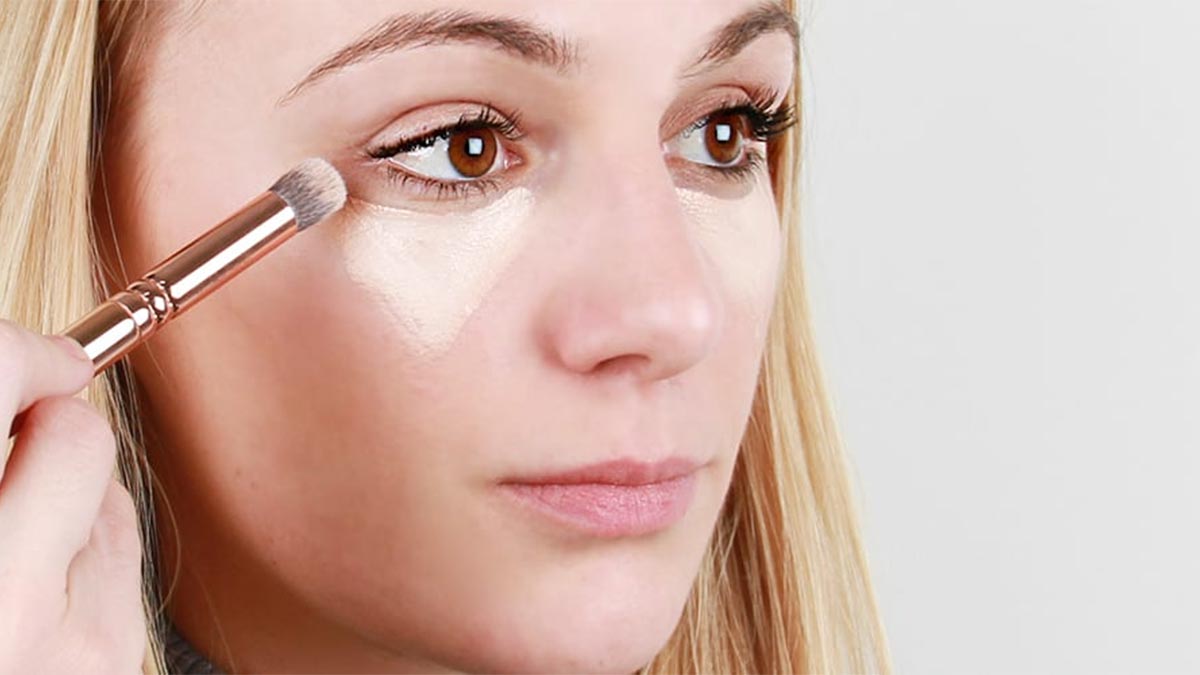 استفاده از کانسیلر برای روشن کردن زیر چشم