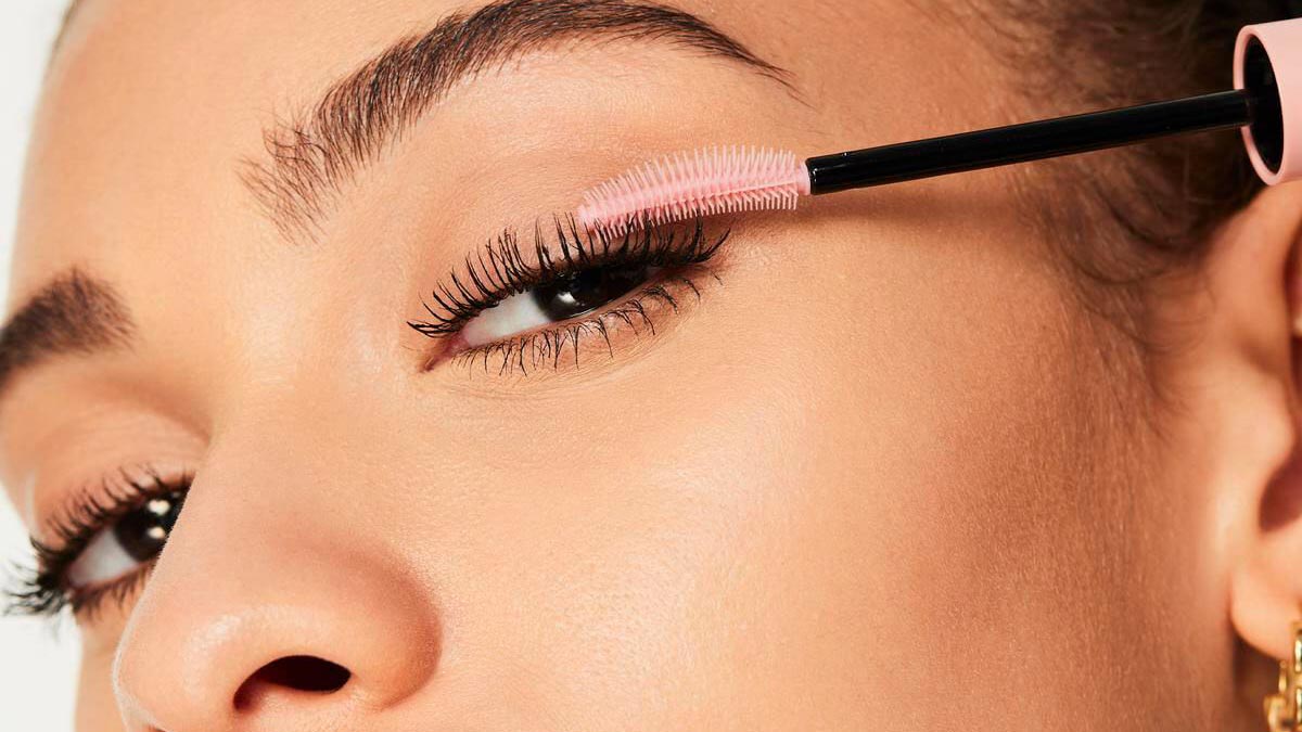 ریمل برای حجم و طول بیشتر مژه‌ها از نکات مهم در آرایش چشم است.