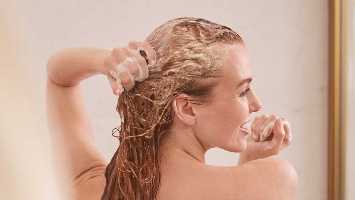 1. پاکسازی عمیق و آماده‌سازی فولیکول مو