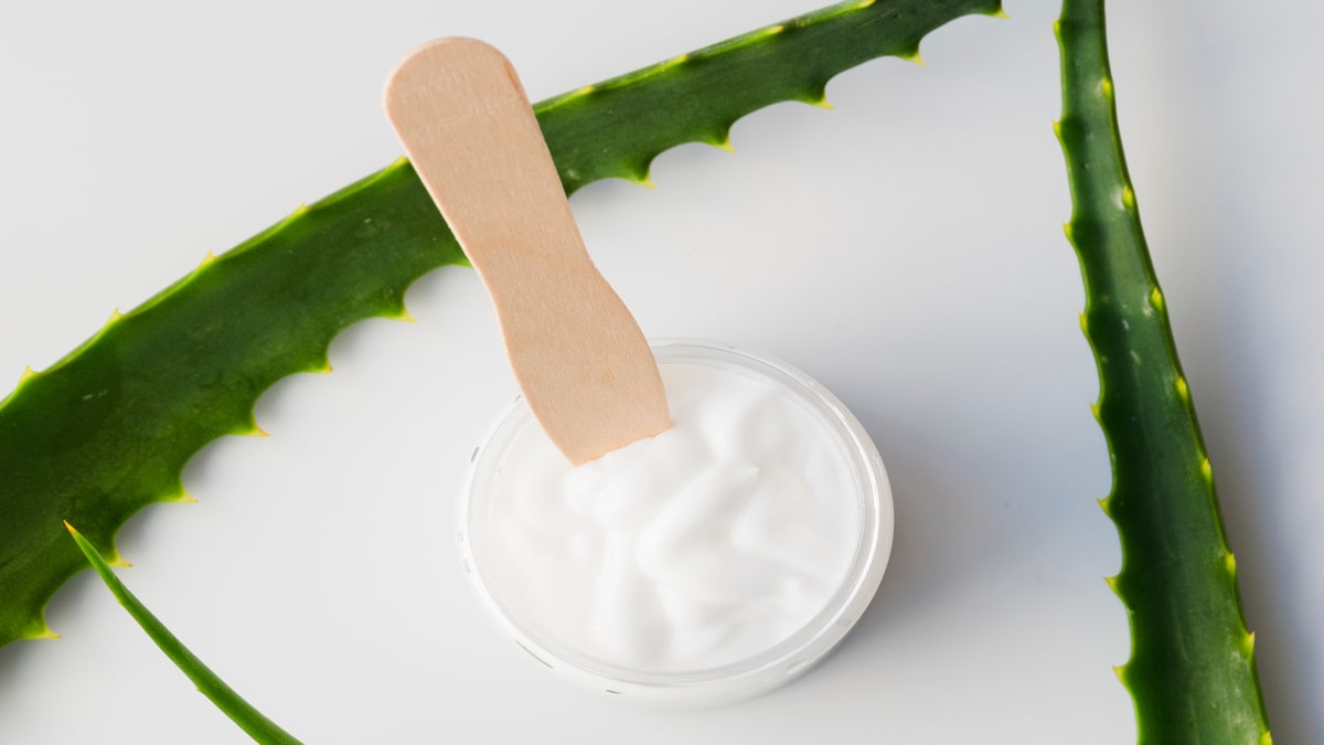 ماسک سفت‌ کننده صورت با آلوئه‌ورا و سفیده تخم‌ مرغ