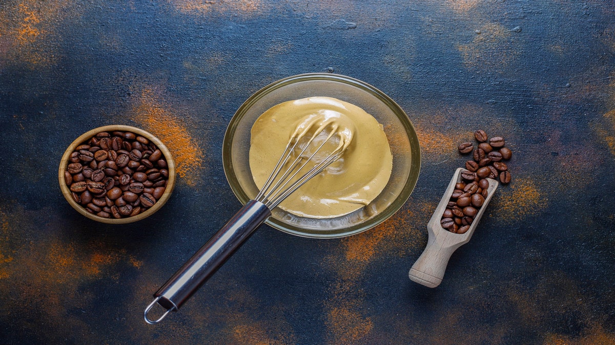 ماسک سفت‌ کننده پوست صورت با قهوه و سفیده تخم‌ مرغ