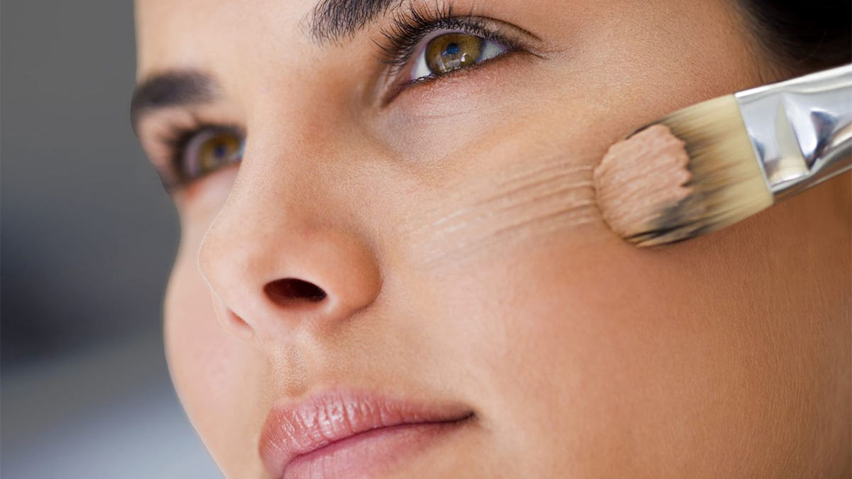 علل ماسیدن کرم پودر روی صورت + راهکارهای جلوگیری